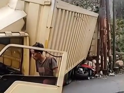 Truk Boks Gagal Nanjak Lalu Mundur dan Tabrak Motor di Bogor, 2 Orang Terluka