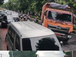 Truk Mogok Dekat Halte Perumnas Klender Jaktim, Lalu Lintas Macet