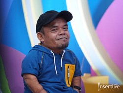 Masih Lekat Dalam Ingatan Ucok Baba Momen Kocak Jatuh ke Tong Sampah Saat Ambil Uang di ATM