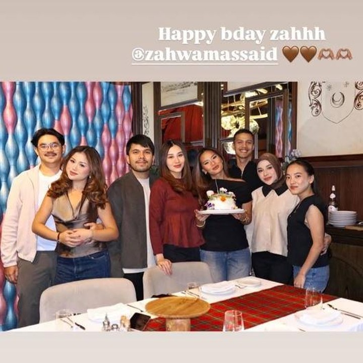 <p>Di hari ulang tahunnya yang ke-25, Zahwa membuat perayaan sederhana yang dihadiri oleh keluarga dan sahabat. Selain Aaliyah Massaid, perayaan ulang tahun ini dihadiri oleh sang sahabat Aurel Hermansyah. (Foto: Instagram @zahwamassaid)</p>