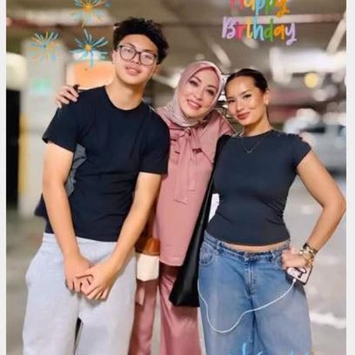 <p>Selain Aaliyah, ibu sambung Zahwa yakni Angelina Sondakh juga menyampaikan ucapan selamat. Perempuan 47 tahun ini mengunggah fotonya bersama Zahwa dan sang putra Keanu Massaid, serta menuliskan doanya untuk sang putri. "<em>Barakallah fii umrik&nbsp;</em>@zahwamassaid. Semoga bertambah usia, bertambah dewasa, dan kariermu semakin gemilang," ungkapnya. (Foto: Instagram @zahwamassaid)</p>