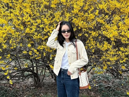 5 Outfit Kasual dengan Celana Jeans ala Artis Korea Ahn Eun Jin