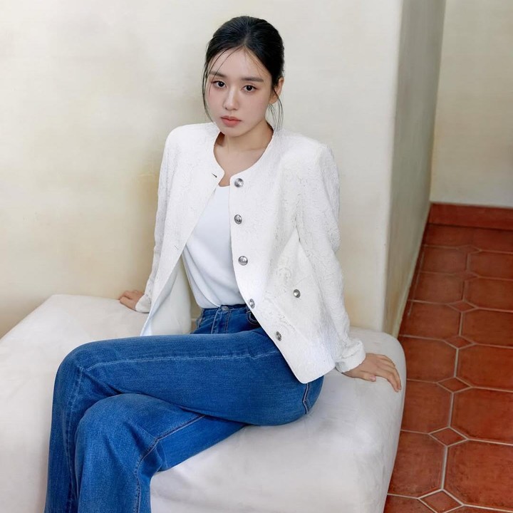 <p>Nama Ahn Eun Jin belakangan ini tengah mencuri perhatian penggemar lewat drama terbarunya <em>Dynamite Kiss</em>. Ia berperan sebagai Go Da Rim yang beradu akting dengan Jang Ki Young. (Foto: Instagram @eunjin__a)</p>