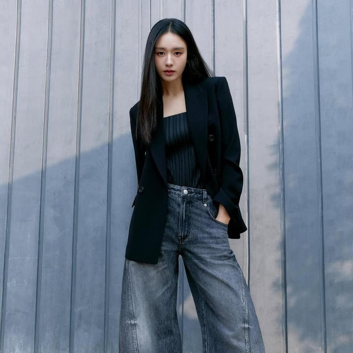 <p>Selain berbagi kegiatan sehari-hari, Eun Jin juga kerap memperlihatkan <em>outfit out the day</em> (OOTD)-nya. Dari berbagai unggahan, Eun Jin terlihat kerap mengenakan <em>outfit </em>kasual dengan celana jeans.&nbsp;(Foto: Instagram @eunjin__a)</p>