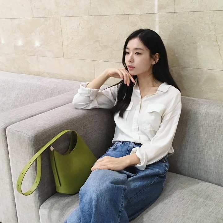 <p>Ahn Eun Jin juga dikenal piawai dalam padu padan <em>outfit.</em> Hal ini diketahui langsung melalui beberapa unggahan di Instagram pribadinya.&nbsp;(Foto: Instagram @eunjin__a)</p>