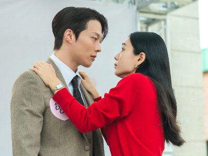 Suka 'Dynamite Kiss'? Ini 15 Rekomendasi Drama Korea Romantis Komedi Terbaru 2025