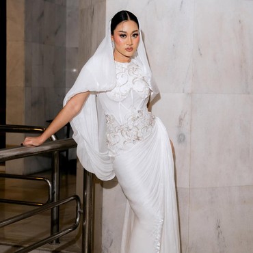 Ini 7 Potret Aisha Retno Penyanyi Berdarah Indonesia yang Klaim Batik dari Malaysia