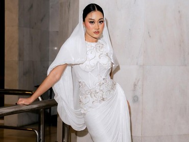 Ini 7 Potret Aisha Retno Penyanyi Berdarah Indonesia yang Klaim Batik dari Malaysia