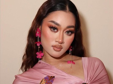 Klarifikasi Aisha Retno, Penyanyi Keturunan Indonesia usai Sebut Batik dari Malaysia