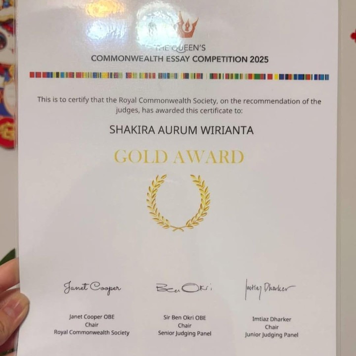 <p>Sang ayah juga menjelaskan tentang kompetisi tersebut secara singkat sambil memperlihatkan sertifikat penghargaan putrinya. &ldquo;The Queen's Commonwealth Essay Competition adalah lomba menulis internasional tertua di dunia untuk sekolah-sekolah sejak 1883. Dan sayangku baru saja memenangkan penghargaan emas!&rdquo; ungkapnya.&nbsp;(Foto: Instagram @jerryaurum)</p>