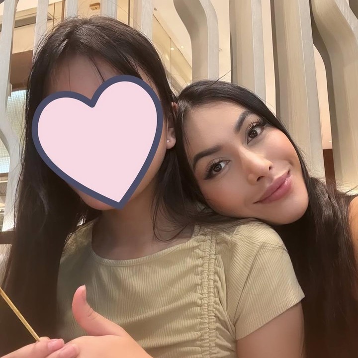 <p>Baru-baru ini, Aisha menorehkan prestasi yang membanggakan untuk kedua orang tuanya.&nbsp;Aisha baru saja memenangkan kompetisi menulis internasional tertua di dunia, yakni The Queen's Commonwealth Essay Competition. (Foto: Instagram @denadaindonesia)</p>