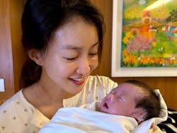 Lee Si Young Tuai Kritik Bikin Newborn Photoshoot, Bayinya Jadi Dekor Natal