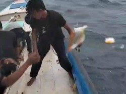 Hantaman Ombak Buat Awak Kapal Buang Sembako ke Laut Karimata