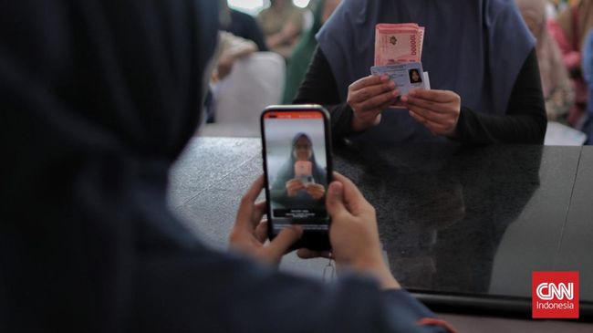 Masyarakat dapat memeriksa status penerimaan BLT Kesra Rp900 ribu secara online. Berikut cara cek BLT Kesra 2025 lewat hp.