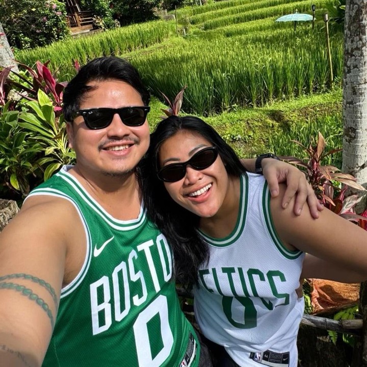 <p>Selain itu, mereka mengunjungi tempat wisata dengan pemandangan sawah yang menyegarkan mata. Tak ingin melewatkan kesempatan, Boiyen dan Rully langsung mengabadikan momen ini, Bunda.&nbsp;(Foto: Instagram @boiyenpesek)</p>