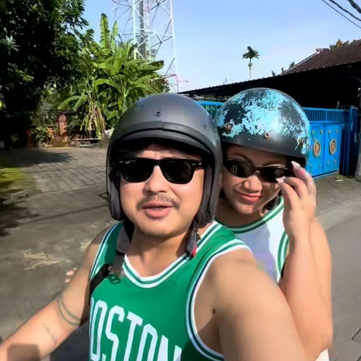 <p>Dalam unggahan itu, Boiyen dan sang suami menyusuri Pulau Dewata sambil mengendarai motor. Keduanya juga tampak menikmati keindahan pemandangan di sekitarnya.&nbsp;(Foto: Instagram @boiyenpesek)</p>