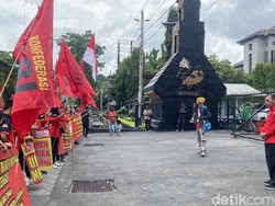 Buruh Demo di Depan Kantor Gubernur Jateng Desak UMP Naik 15 Persen