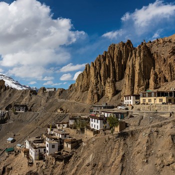 10 Pemukiman Penduduk yang Dianggap Paling Tak Masuk Akal, Ada Desa di Atas Tebing!