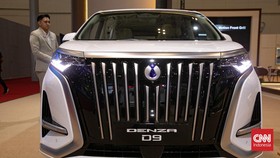 Suasana stand kendaraan Denza saat pameran kendaraan di ajang Gaikindo Jakarta Auto Week (GJAW 2025), di ICE BSD, Serpong, Jumat (21/11/2025). (CNN Indonesia/Adi Ibrahim)