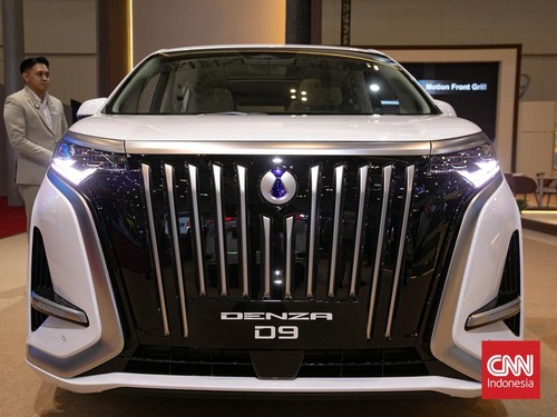 Suasana stand kendaraan Denza saat pameran kendaraan di ajang Gaikindo Jakarta Auto Week (GJAW 2025), di ICE BSD, Serpong, Jumat (21/11/2025). (CNN Indonesia/Adi Ibrahim)