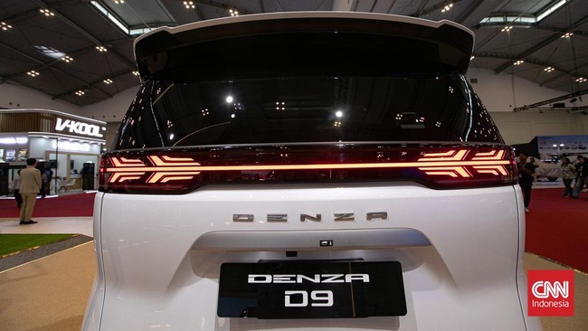 Suasana stand kendaraan Denza saat pameran kendaraan di ajang Gaikindo Jakarta Auto Week (GJAW 2025), di ICE BSD, Serpong, Jumat (21/11/2025). (CNN Indonesia/Adi Ibrahim)