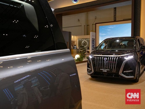 Suasana stand kendaraan Denza saat pameran kendaraan di ajang Gaikindo Jakarta Auto Week (GJAW 2025), di ICE BSD, Serpong, Jumat (21/11/2025). (CNN Indonesia/Adi Ibrahim)