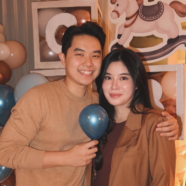 <p>Dalam acara ini, Eve dan Juan kompak mengenakan baju bernuansa warna cokelat. Seluruh dekorasi acara <em>gender reveal</em> ini juga dipenuhi dengan warna cokelat. Eve dan Juan tampaknya sengaja tidak menggunakan warna biru dan merah muda untuk mengungkap jenis kelamin anak pertama mereka. (Foto: Instagram @evelynchrestella/ @juansennnnn)</p>