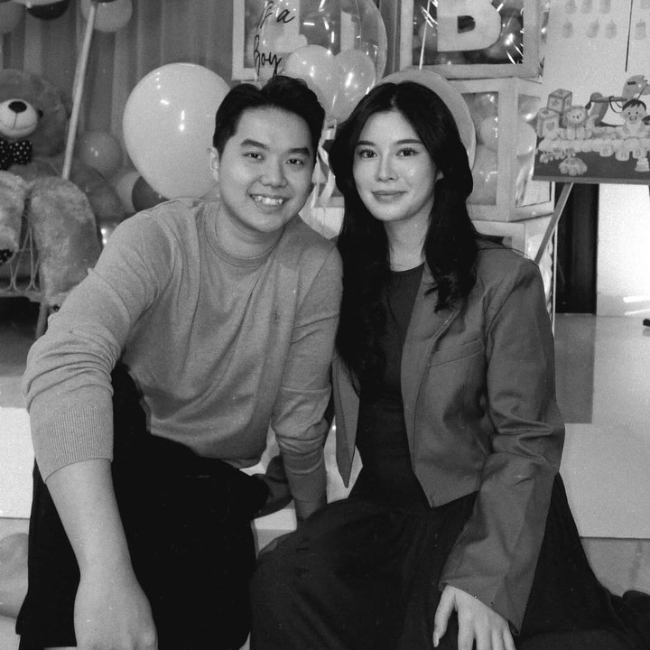 <p>Seleb TikTok Evelyn atau dikenal Eve baru-baru ini menggelar acara <em>gender reveal</em> sederhana untuk mengungkap jenis kelamin anak pertamanya. Melalui unggahan di Instagram, Eve dan suaminya Juan membagikan momen bahagia acara<em> gender reveal</em> ini, Bunda. (Foto: Instagram @evelynchrestella/ @juansennnnn)</p>