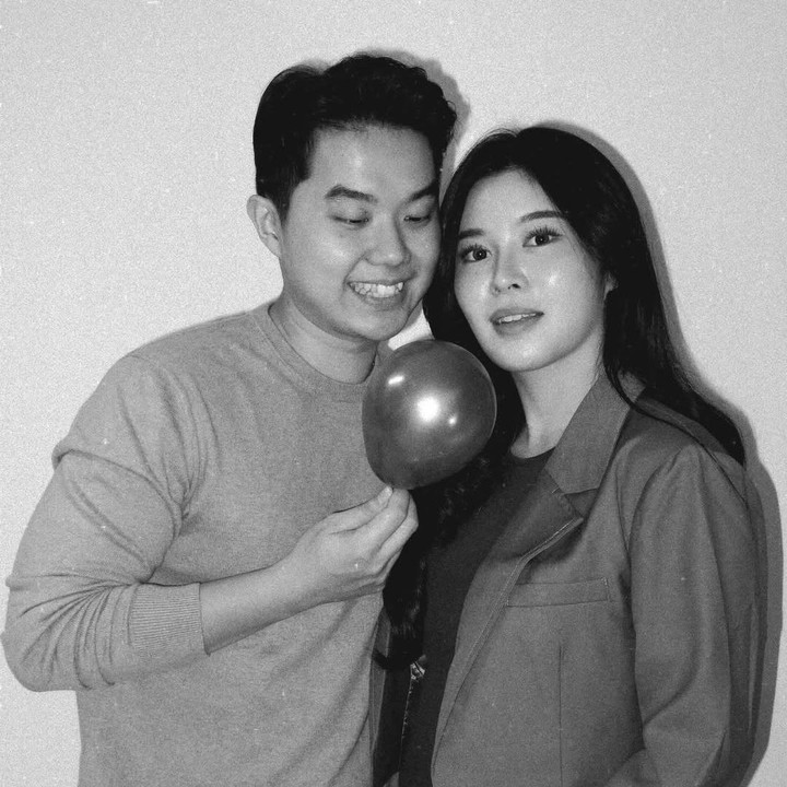 <p>Eve dan Juan pertama kali mengungkap kabar kehamilan pertama ini pada pertengahan bulan Oktober. Melalui unggahan di Instagram, Eve mengunggah fotonya bersama sang suami saat memamerkan hasil test pack positif. Keduanya mengumumkan kehamilan pertama setelah hampir dua tahun menikah. (Foto: Instagram @evelynchrestella/ @juansennnnn)</p>