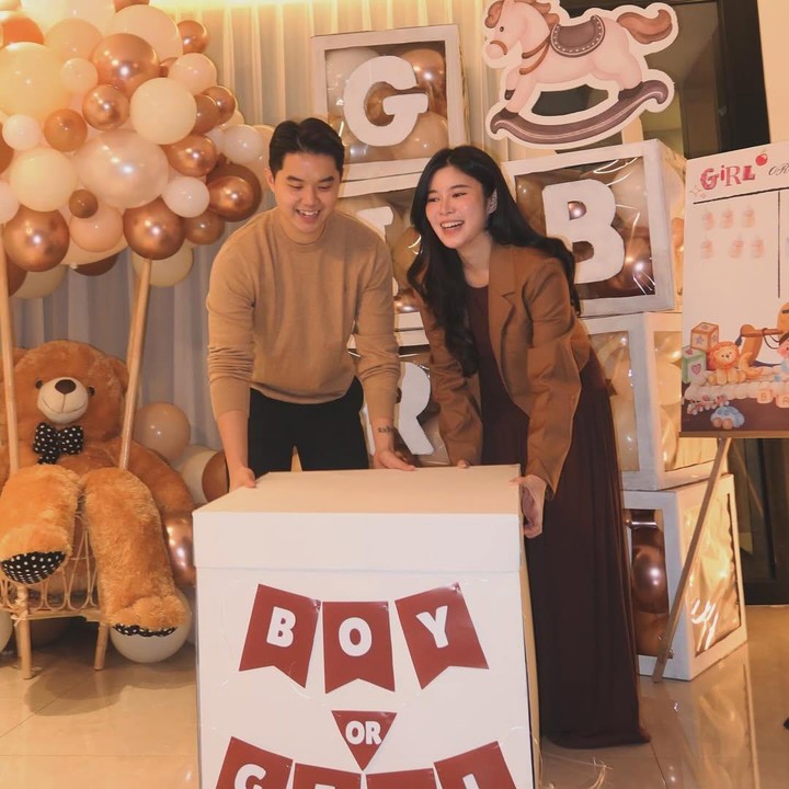 <p>Acara puncak gender reveal dimulai saat Eve dan Juan membuka kotak bertuliskan 'Boy or Girl'. Kotak ini berisi balon besar berwarna transparan yang di dalamnya berisi balon berwarna biru cerah dan biru muda. Balon transparan tersebut bertuliskan 'It's a Boy', yang artinya Eve dan Juan bakal dikaruniai seorang anak laki-laki. (Foto: Instagram @evelynchrestella/ @juansennnnn)</p>