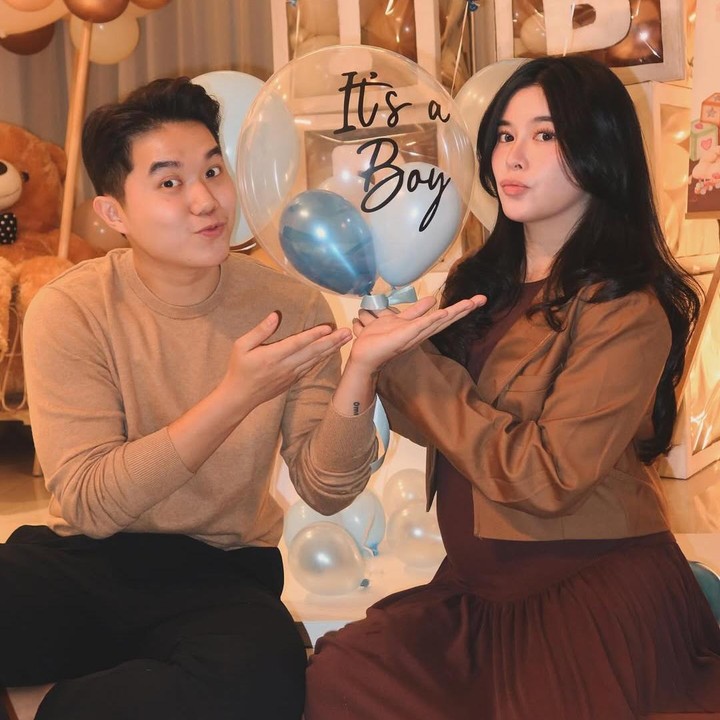 <p>Banyak netizen menuliskan ucapan selamat pada pasangan ini karena sebentar lagi dikaruniai seorang anak laki-laki. "Selamattt kaaa eve dan kaa juann," tulis akun @ri***. "Akhhhh <em>congratsss</em> kaliannn," ujar @ar***. "Ahh pokoknya selamat buat cici and koko," ungkap akun @an***. (Foto: Instagram @evelynchrestella/ @juansennnnn)</p>