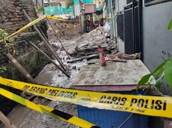 Tembok Sekolah di Palmerah Roboh Tutupi Akses Rumah, Warga Tuntut Ganti Rugi