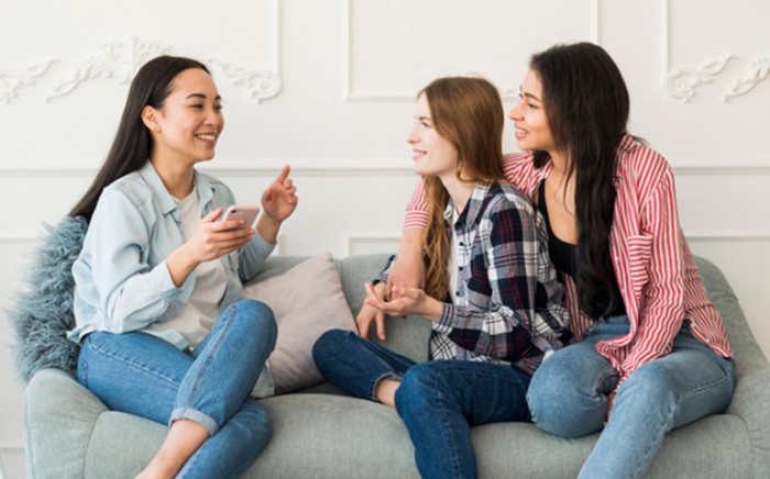 Jika kamu memiliki lengkung kaki datar, artinya kamu sosok yang membumi dan realistis. Kamu memiliki kepribadian ekstrovert, ramah, dan punya banyak teman.