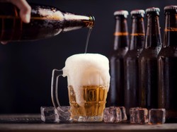 Heboh Bir Dijual Bebas di Arab Saudi, Perempuan Bercadar Bisa Minum