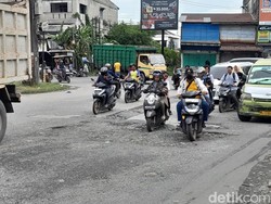 Jalan di Simpang Kantor Medan Labuhan Rusak Parah, Warga: Ngeri-ngeri Sedap