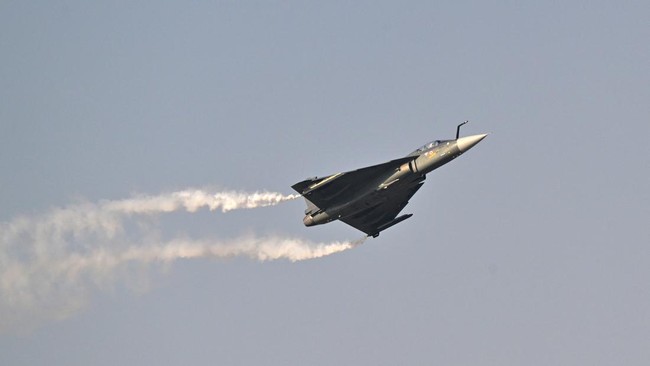 Sebuah jet tempur Tejas buatan dalam negeri India jatuh saat melakukan atraksi udara di pameran Dubai Air Show pada Jumat (21/11) hingga menewaskan sang pilot.