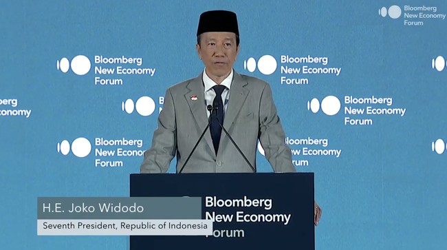 Jokowi memamerkan pembangunan infrastruktur di Indonesia saat berpidato di Bloomberg New Economy Forum 2025 di Singapura.