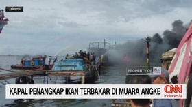 VIDEO: Kapal Penangkap Ikan Terbakar di Muara Angke