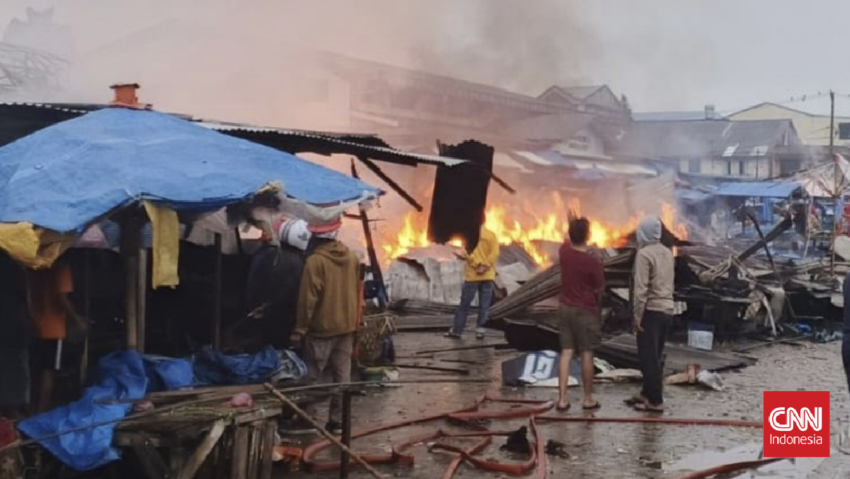 Puluhan Lapak Pakaian Bekas di Pasar Sidikalang Sumut Hangus Terbakar