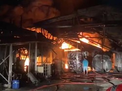 Kebakaran Gudang Oli Bekas di Bogor Belum Padam, Damkar Ungkap Kendalanya