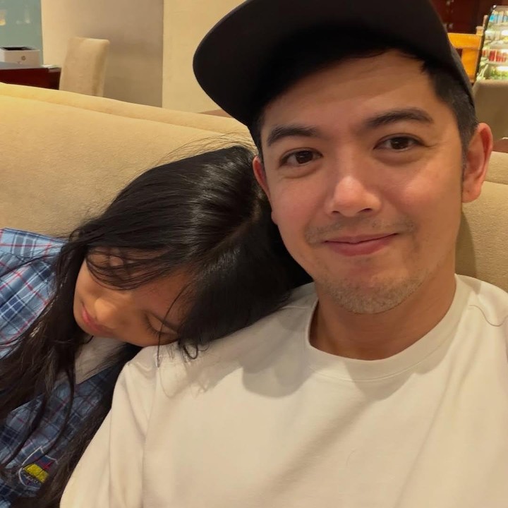<p>Nicky mengatakan bahwa <em>quality time</em> nonton bersama ini adalah permintaan dari sang putri. Naara meminta untuk menonton film setelah menghabiskan harinya yang panjang di sekolah. "Pulang sekolah, tetap minta nonton walaupun ngantuk.. hehehe..," tulis Nicky. (Foto: Instagram @nickytirta)</p>