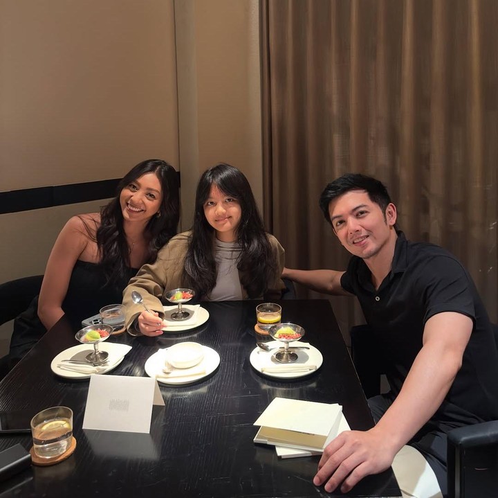 <p>Sejak bercerai, Nicky memang banyak meluangkan waktunya untuk mengasuh Naara bersama mantan istrinya Liza Elly. Keduanya menjalankan <em>co-parenting</em> dan selau hadir dalam kehidupan Naara. Termasuk pada perayaan ulang tahun sang putri yang ke-12 beberapa waktu lalu, Nicky dan Liza Elly mengunggah potret kebersamaan ketiganya. (Foto: Instagram @nickytirta)</p>