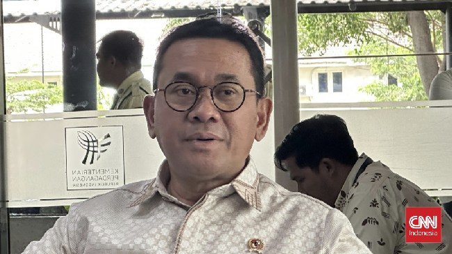 Mendag Budi Santoso memastikan minimal 35 persen distribusi minyak goreng merek Minyakita diwajibkan melalui BUMN Pangan mulai 2026.