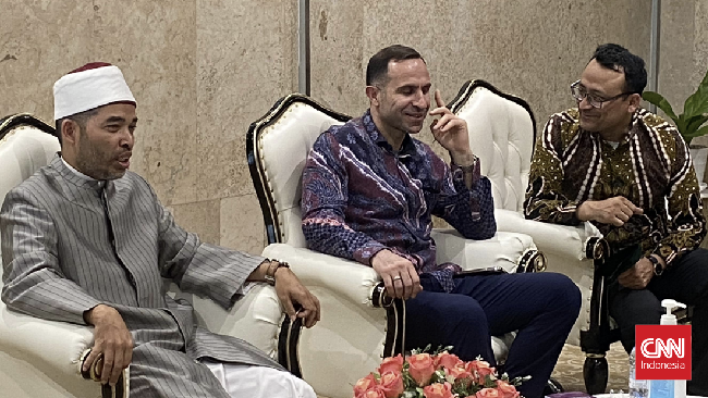 Mantan pelatih Uzbekistan, Timur Kapadze, membantah kedatangannya ke Indonesia untuk keperluan wawancara sebagai calon pelatih Timnas Indonesia.