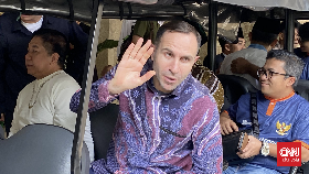 Timur Kapadze Salat Jumat di Istiqlal, Pakai Batik di Saf Terdepan