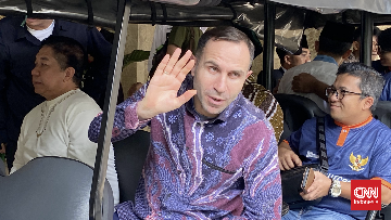 Update Eksklusif Olahraga CNN : Timur Kapadze Salat Jumat di Istiqlal, Pakai Batik di Saf Terdepan