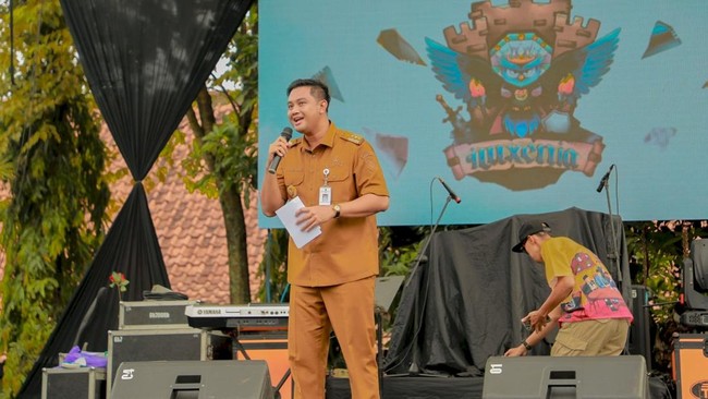 Bupati Klaten Hamenang Wajar Ismoyo merayakan ulang tahun ke-68 SMAN 1 Klaten, mengapresiasi kualitas pendidikan dan mendorong generasi muda untuk berprestasi.