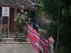 Maling Gasak Motor Guru SD di Kokap Terekam CCTV, Ciri-cirinya Diungkap
