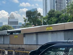 Atap Lintasan MRT Tertimpa Pohon Tumbang di Senayan Kini Diberi Penutup