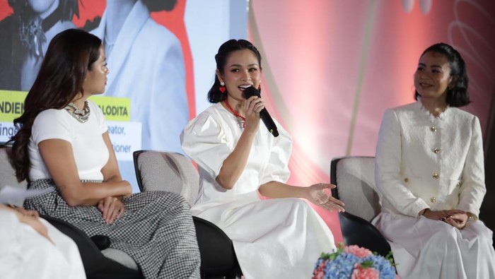 Dari panggung ke panggung, para pembicara di Women Leadership Conference 2025 menghadirkan percakapan yang menginspirasi tentang kekuatan, ketahanan, dan keautentikan perempuan modern. Mulai dari Cantika Abigail, Andien, dan Andra Alodita yang mengajak audiens memaknai ulang kecantikan dan proses penyembuhan.